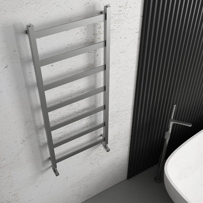 Scaldasalviette Carisa Quadrata in Acciaio Inox dal Design Moderno Satinato Lucido 